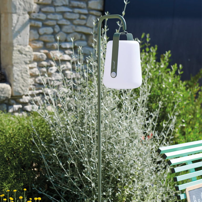 FERMOB – Stand UPRIGHT+ Lampe H25 Balad